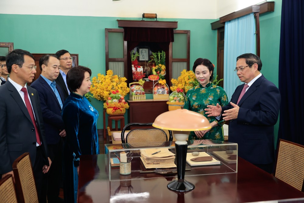 Thủ tướng Chính phủ Phạm Minh Chính thăm khu trưng bày một số hiện vật gắn liền với Bác Hồ trong thời gian Bác ở nhà 67. Ảnh: Nhật Bắc