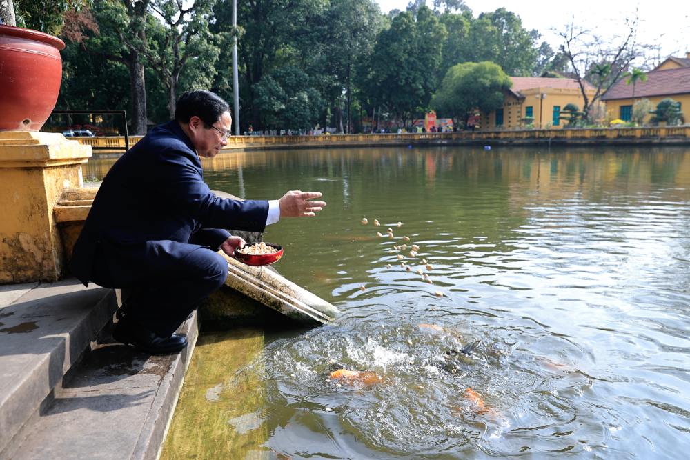 Thủ tướng Chính phủ Phạm Minh Chính thăm ao cá Bác Hồ. Ảnh: Nhật Bắc