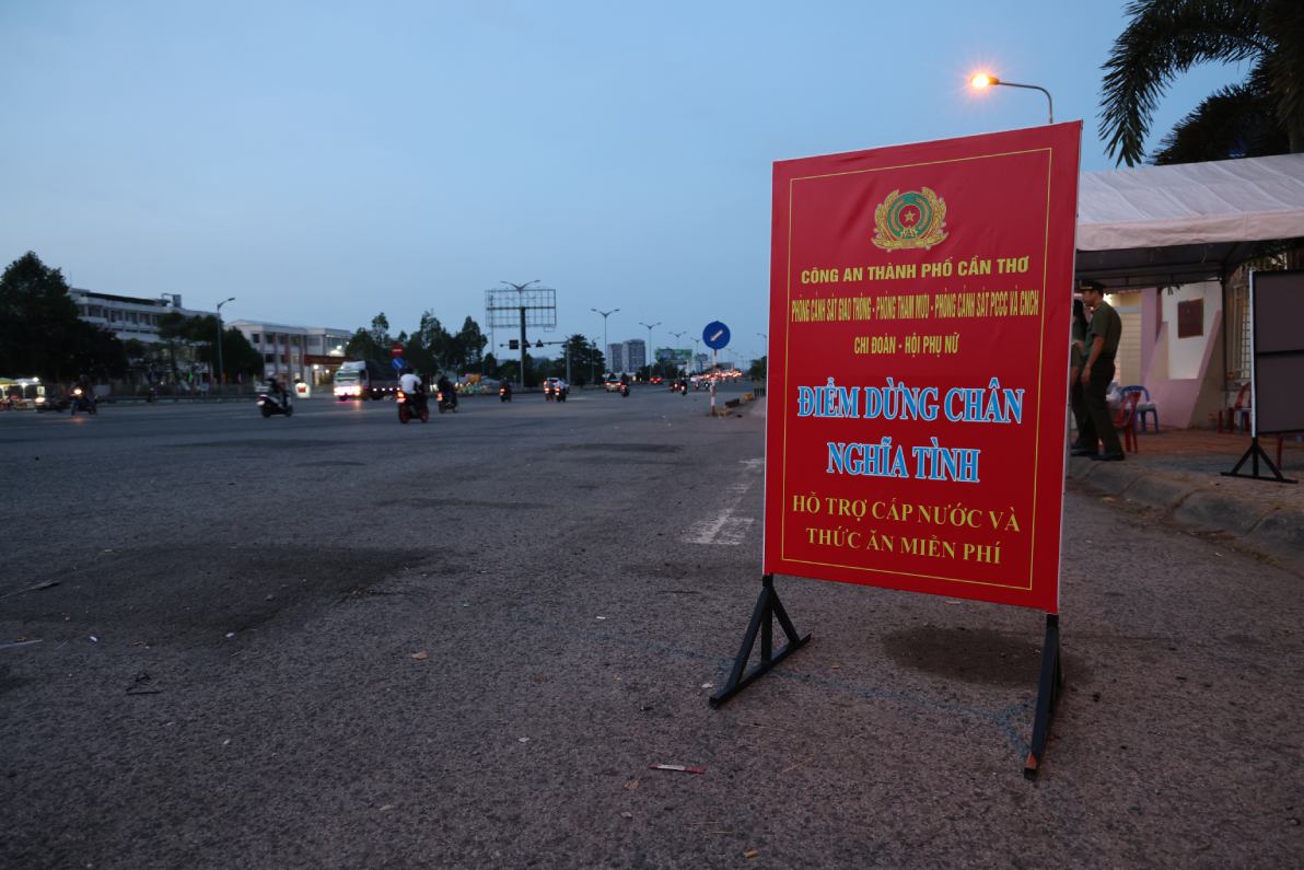 Ngay từ sáng sớm, cán bộ, chiến sĩ đã triển khai chương trình “Điểm dừng chân nghĩa tình”. Ảnh: Công an Cần Thơ