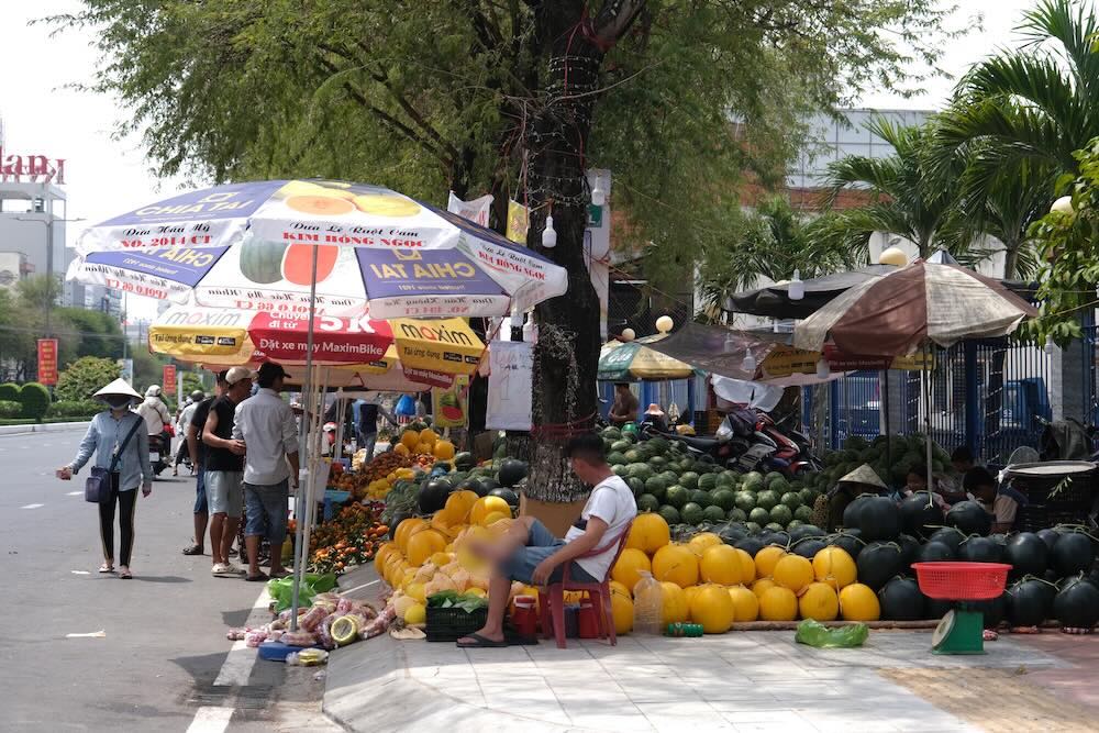 Hoạt động mua sắm vẫn diễn ra khá sôi động vào buổi trưa, tuy nhiên người dân rất ý thức trong đảm bảo an ninh trật tự, an toàn giao thông. Ảnh: Phong Linh