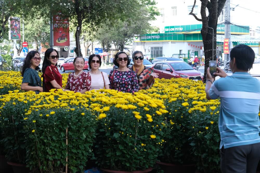 Hoạt động mua sắm sôi động trưa 27 Tết