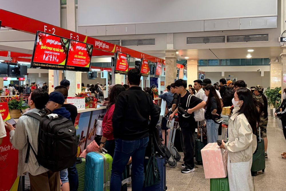 Các quầy thủ tục hàng không hoạt động tối đa công suất để giải tỏa lượng khách tăng kỷ lục. Ảnh: Anh Tú