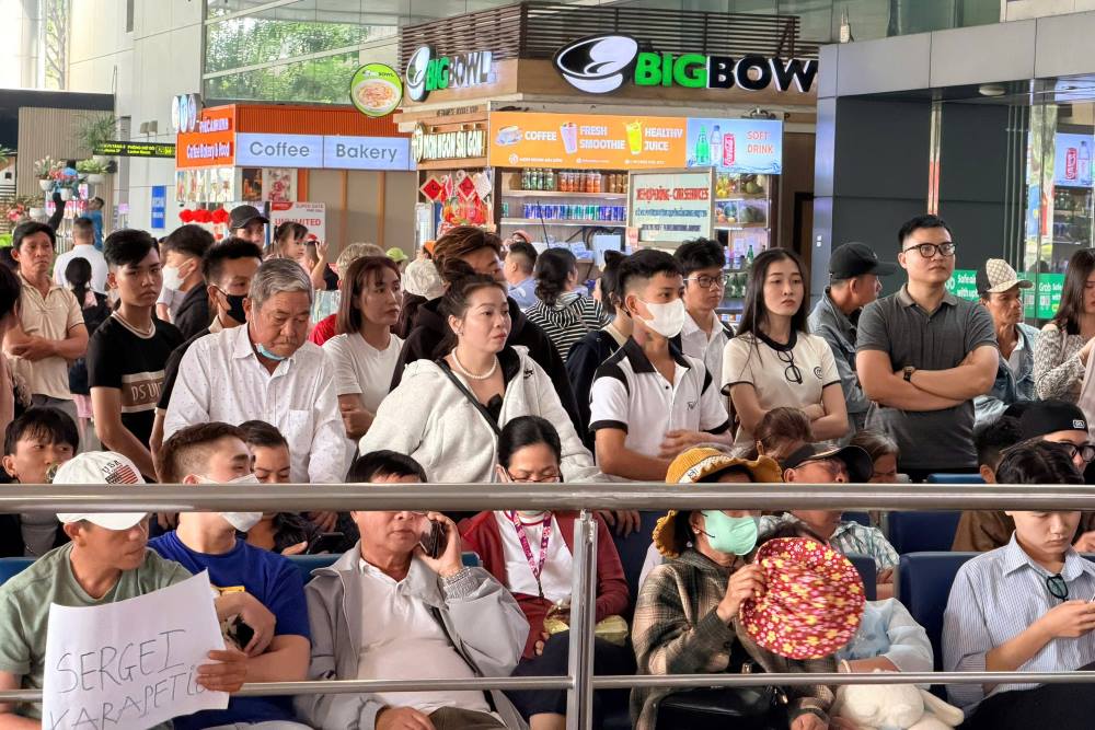 Sảnh đến ga quốc tế T2 đông đúc người dân chờ đón Việt kiều về quê ăn Tết. Ảnh: Anh Tú