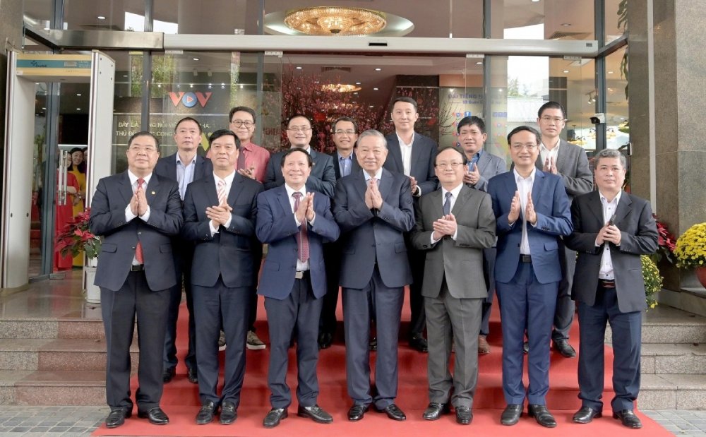 Tổng Bí thư Tô Lâm chụp ảnh cùng Tổng Giám đốc Đài Tiếng nói Việt Nam Đỗ Tiến Sỹ, các Phó Tổng Giám đốc và các lãnh đạo đơn vị của Đài. Ảnh: Đinh Trung