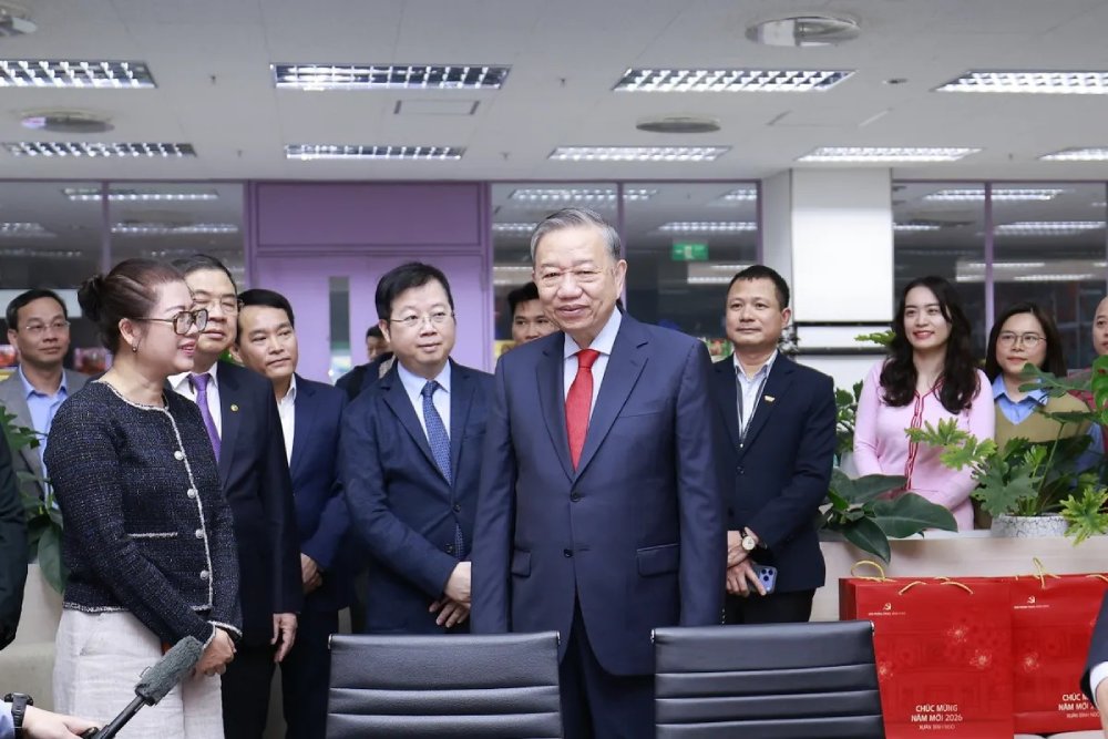 General Secretary To Lam visits the program production area of the News Department, VTV. Photo: Duy Duong