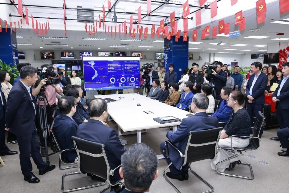 Tổng Bí thư Tô Lâm nghe giới thiệu về hệ thống Dashboard dữ liệu của VTV. Ảnh: Duy Dương