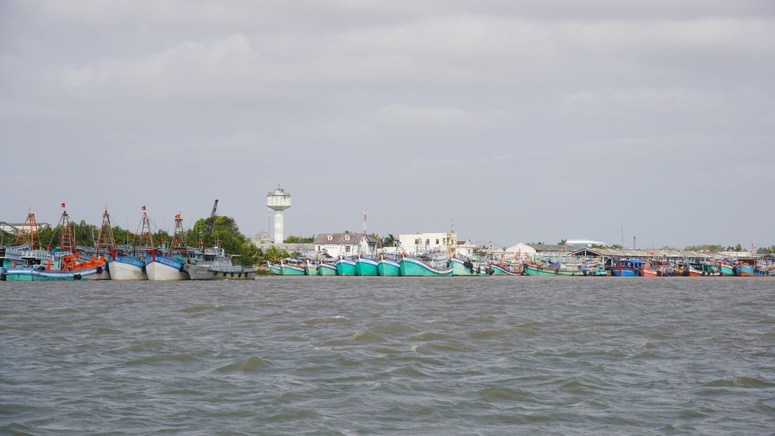 Tàu cá cập bến tại Cảng cá Trần Đề (TP Cần Thơ) những ngày giáp Tết. Ảnh: Phương Anh