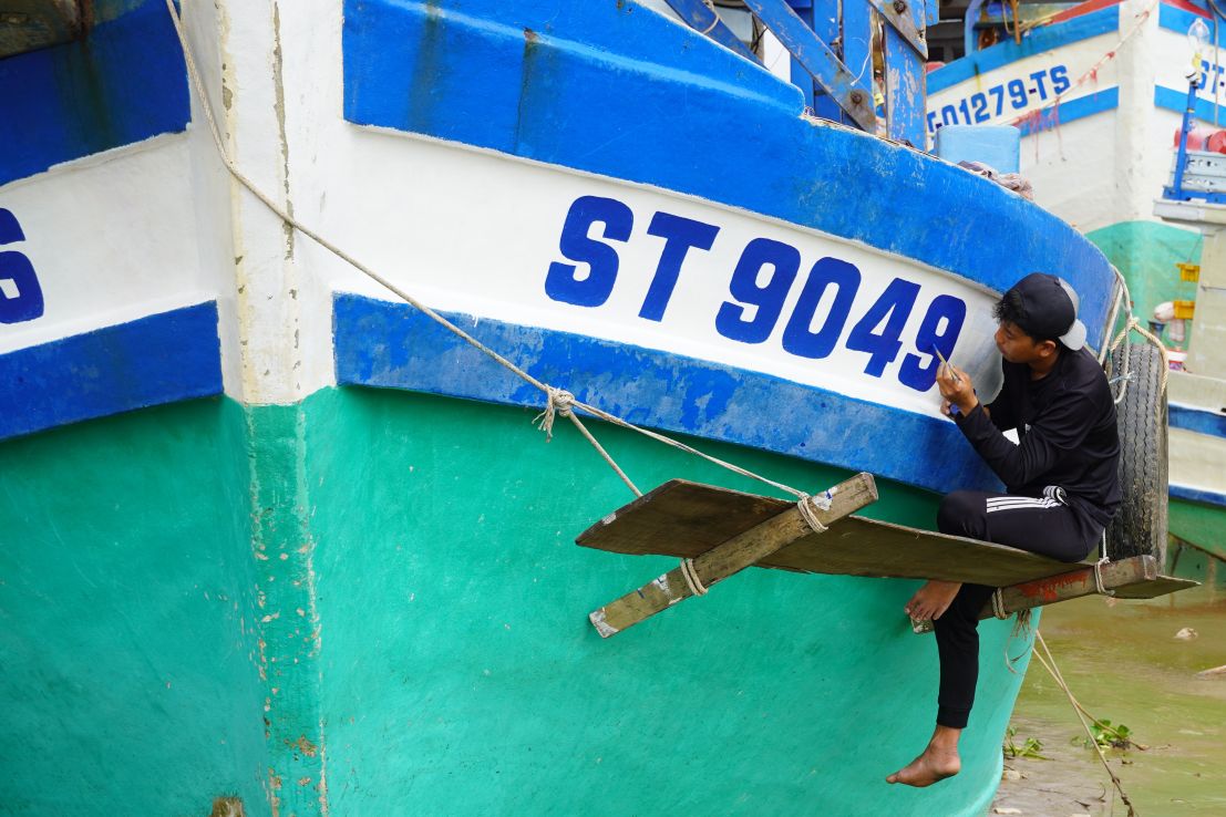 Ngư dân sơn sửa, làm mới tàu trước thềm năm mới. Ảnh: Phương Anh