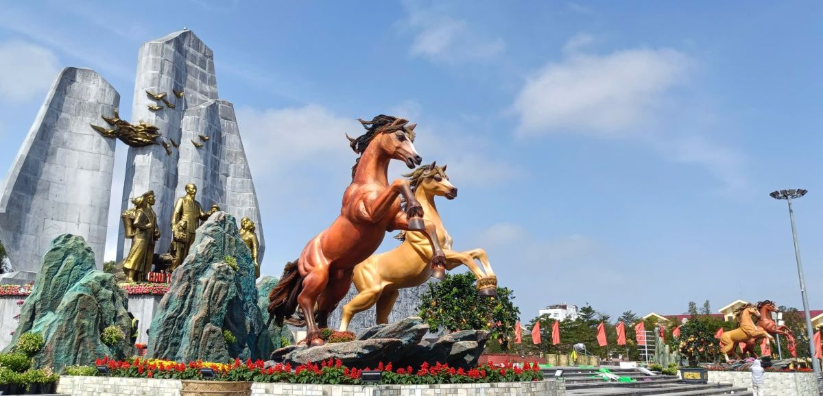 Horse mascots at Ho Chi Minh Square attract a large number of people and tourists to visit. Photo: Thanh Trung