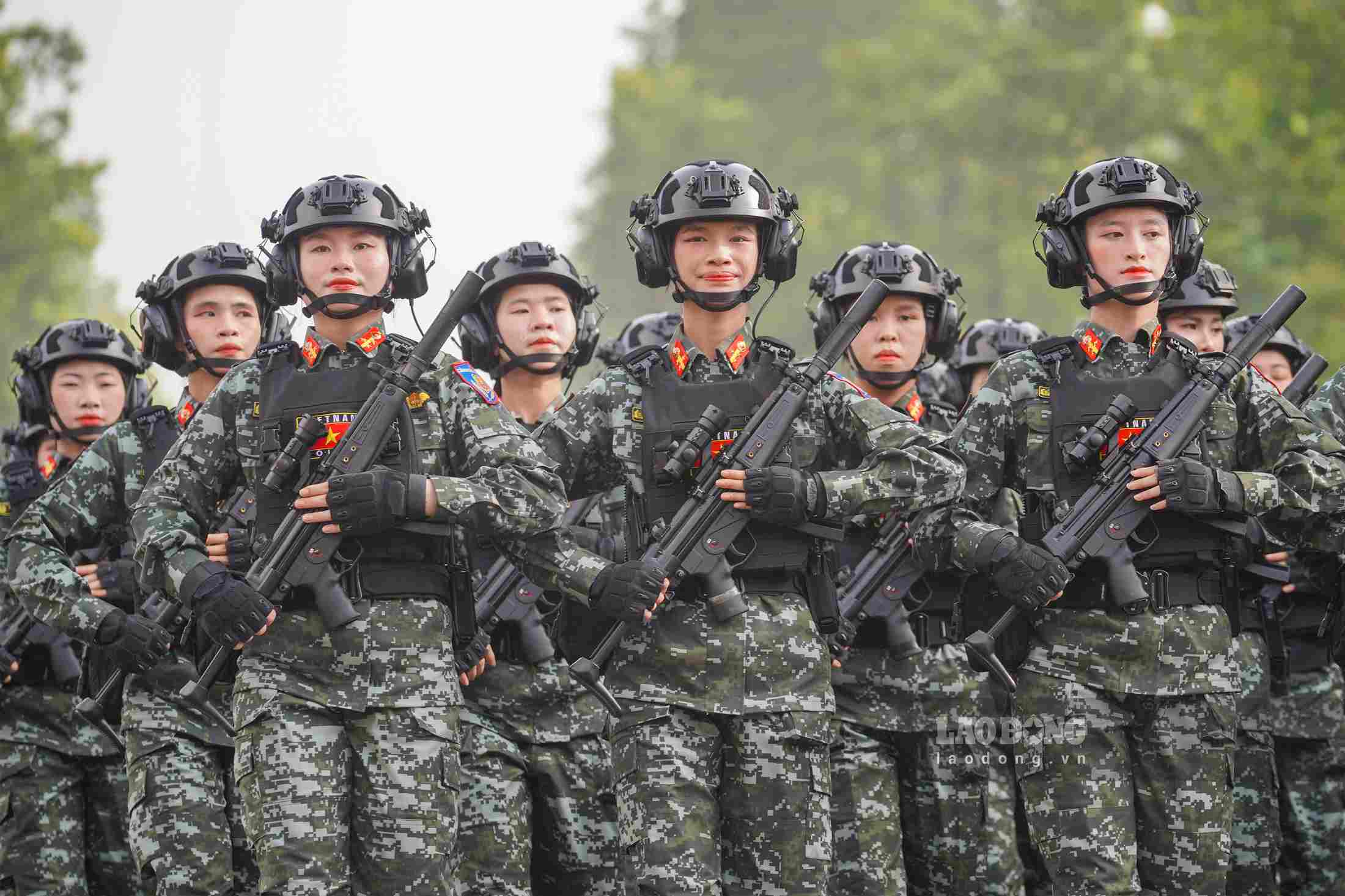 Female special police officers - very resilient and strong "steel roses" of the People's Police force. Photo: Vu Linh