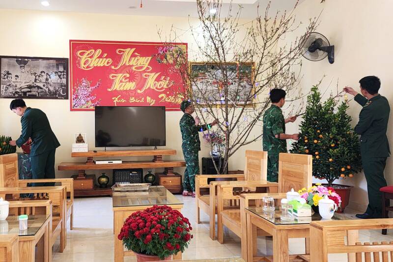 Cán bộ, chiến sĩ ĐBP Mường Lèo chuẩn bị Tết. Ảnh: Nhật Minh