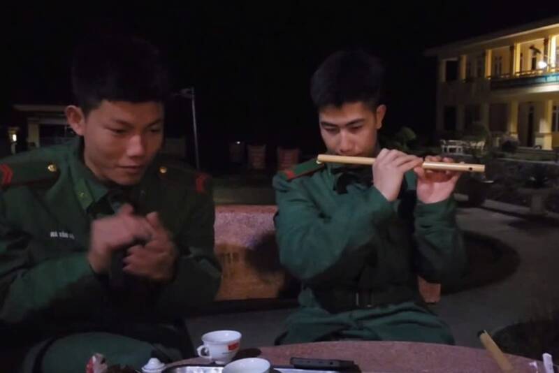 Chiến sĩ Đồn Biên phòng Mường Lèo chung vui văn nghệ đêm giao thừa. Ảnh: Nhật Minh