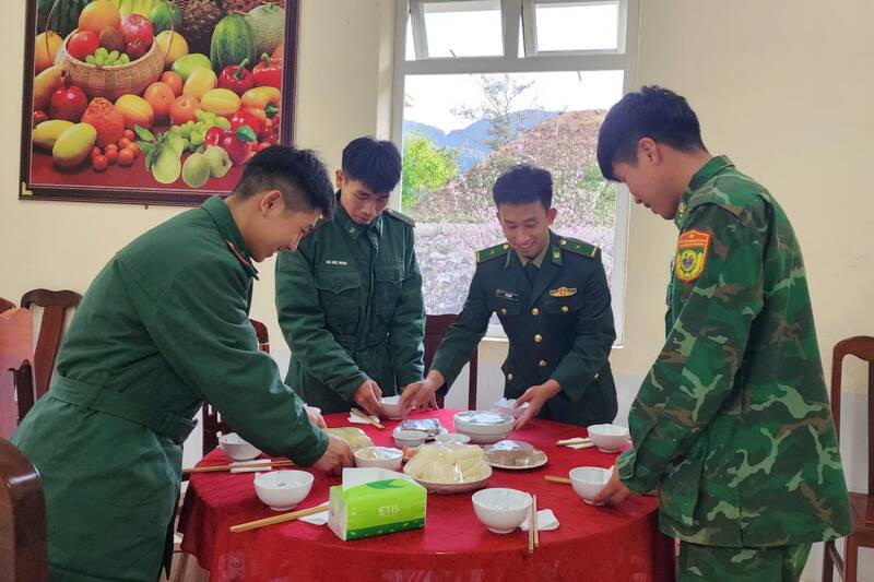 Officers and soldiers of Muong Leo Border Guard Station (Son La) prepare a year-end meal. Photo: Nhat Minh