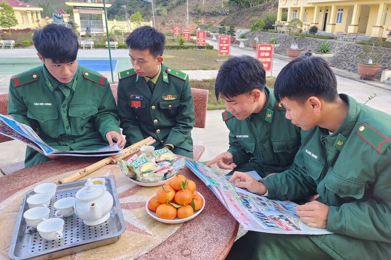 Chiến sĩ ĐBP Mường Lèo đọc báo, cập nhật tin tức ngày 30 Tết. Ảnh: Nhật Minh