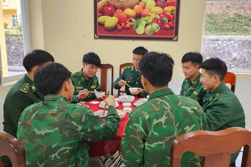 Bữa cơm tất niên của cán bộ, chiến sĩ ĐBP Mường Lèo (Sơn La). Ảnh: Nhật Minh