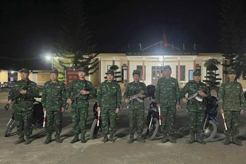 Lực lượng tuần tra, kiểm soát Đồn Biên phòng Nậm Lạnh thực hiện nhiệm vụ đêm giao thừa. Ảnh: Nhật Minh