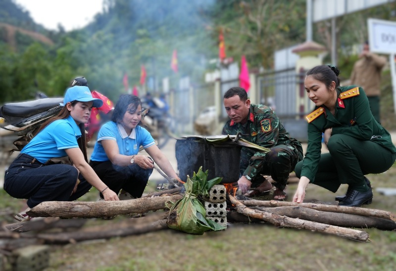 The program "Spring of Solidarity - Warm Tet of Military-Civilian Affection" brings love to the people in the highlands of Da Nang. Photo: Thien Trang