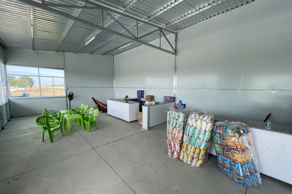 Bàn ghế nghỉ chân, nước uống và đồ ăn nhẹ phục vụ người dân. Ảnh: Ban QLDA Mỹ Thuận