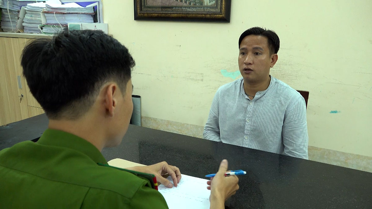 Prosecuting 2 subjects in the case of giving and receiving money to "run cases" in Ho Chi Minh City. Photo: Police provided