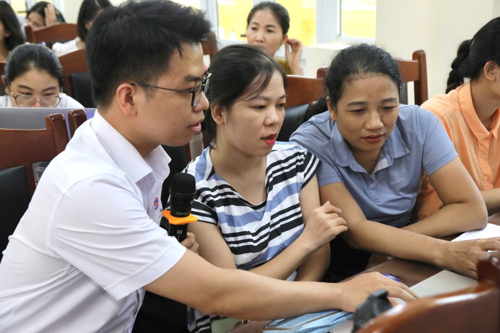 Teacher Luu Hai Nam guides people to use technology in a special class. Photo: NVCC