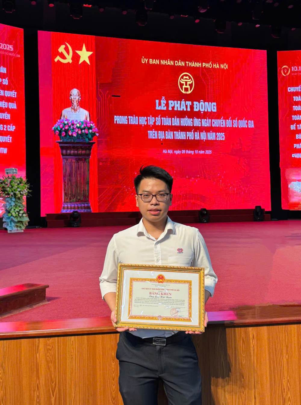 Thầy giáo Lưu Hải Nam vinh dự nhận Bằng khen của Chủ tịch UBND TP Hà Nội trong thực hiện Chỉ thị 11 về Chiến dịch 45 ngày đêm hỗ trợ chuyển đổi số tại cơ sở. Ảnh: NVCC 