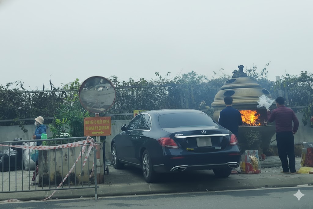 During the Lunar New Year, people should pay attention to parking away from the gold-burning area. Photo: Xuyen Dong