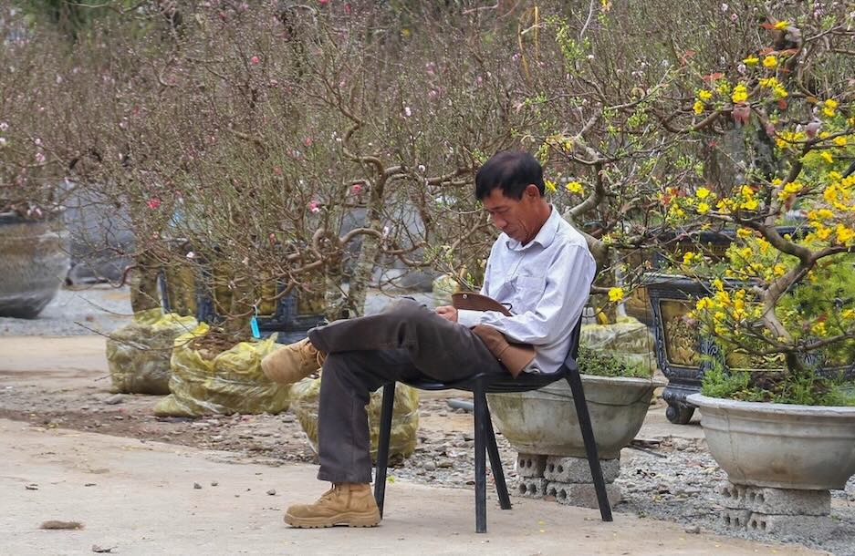 Thời khắc cận Tết nhưng các tiểu thương chỉ biết giết thời gian vì không có khách mua.