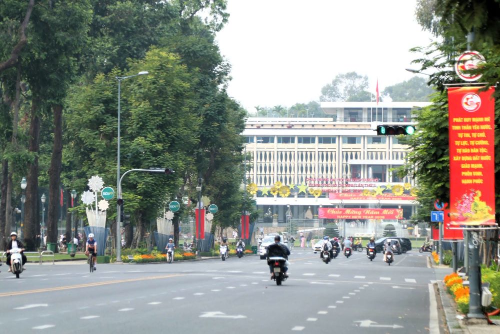 In the central area of Ho Chi Minh City such as Independence Palace, Notre Dame Cathedral, Nguyen Van Binh book street,... there are fewer people than usual. Photo: Anh Tu