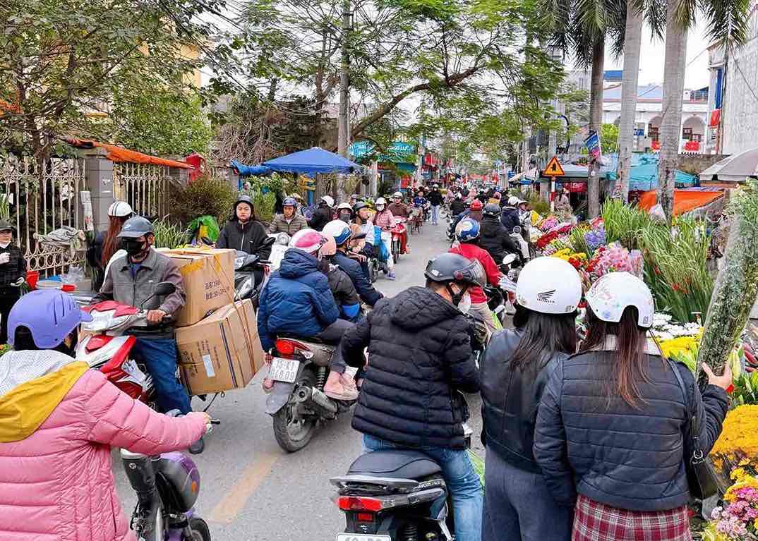 Dòng người đổ về chợ hoa Lũng khiến tuyến đường đông đúc trong những ngày giáp Tết. Ảnh: Song Anh