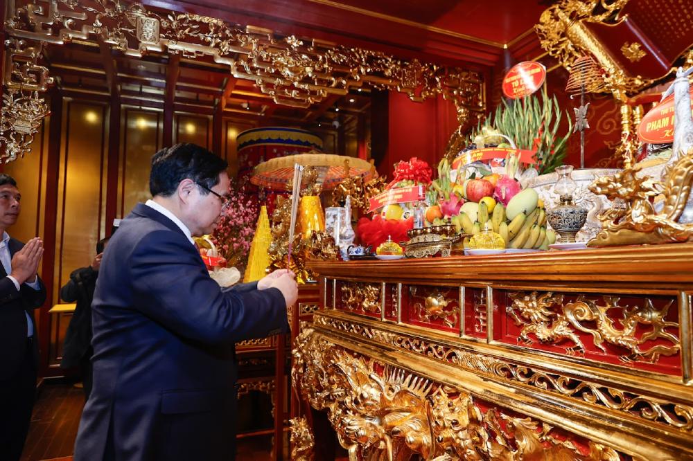 Thủ tướng Chính phủ Phạm Minh Chính dâng hương tại Hoàng thành Thăng Long. Ảnh: Nhật Bắc