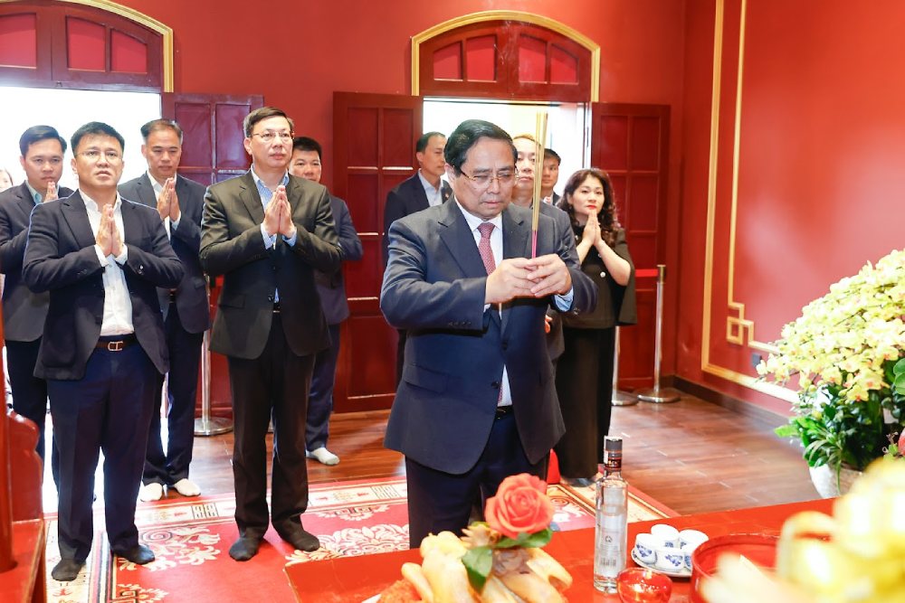 Thủ tướng Chính phủ Phạm Minh Chính và các đại biểu dâng hương tỏ lòng thành kính tưởng niệm, tri ân công đức các bậc tiền nhân đã khai mở nền văn hiến Thăng Long. Ảnh: Nhật Bắc  