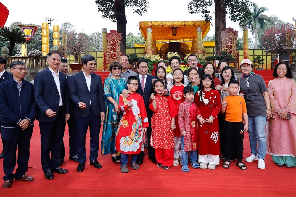 Thủ tướng Chính phủ Phạm Minh Chính chụp ảnh lưu niệm với khách tham quan tại Điện Kính Thiên trong khu Hoàng thành Thăng Long. Ảnh: Nhật Bắc  