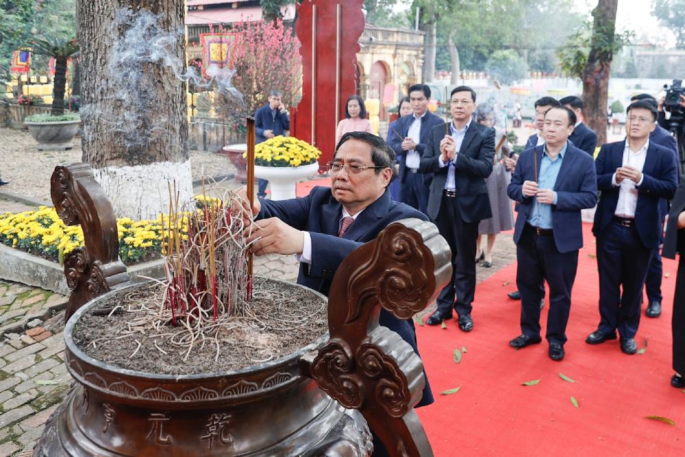 Prime Minister Pham Minh Chinh offers incense at Thang Long Imperial Citadel. Photo: Nhat Bac