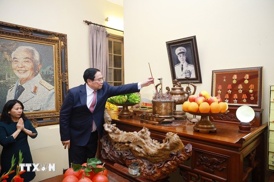 Thủ tướng Chính phủ Phạm Minh Chính thắp hương tưởng nhớ cố Đại tướng Võ Nguyên Giáp. Ảnh: TTXVN 