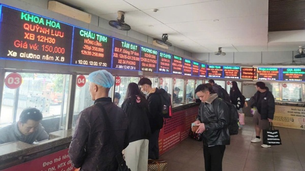 Người dân mua vé về quê không phải chen lấn, xô đẩy. Ảnh: Minh Hạnh
