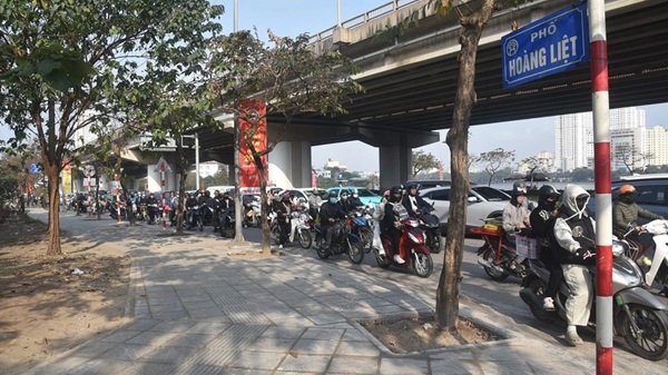 Mặc dù lưu lượng người tham gia giao thông đông, nhưng trật tư không ùn tắc. Ảnh: Minh Hạnh