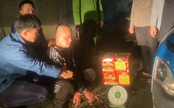 Phòng Cảnh sát kinh tế phát hiện vụ vận chuyển pháo hoa nổ trái phép. Ảnh: Công an tỉnh Hưng Yên