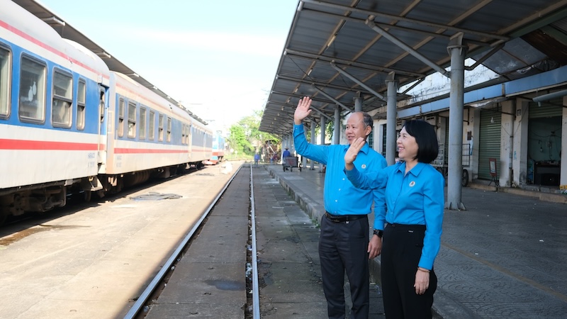 Cán bộ Công đoàn Đà Nẵng tạm biệt công nhân trên chuyến tàu về quê. Ảnh: Nguyễn Linh