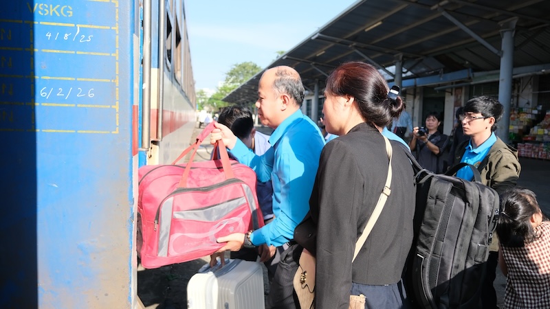 Da Nang City Labor Federation takes 1,800 workers home for Tet by train. Photo: Tran Thi