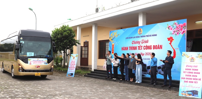 Hàng nghìn công nhân trở về quê trên chuyến xe công đoàn. Ảnh: Nguyễn Linh