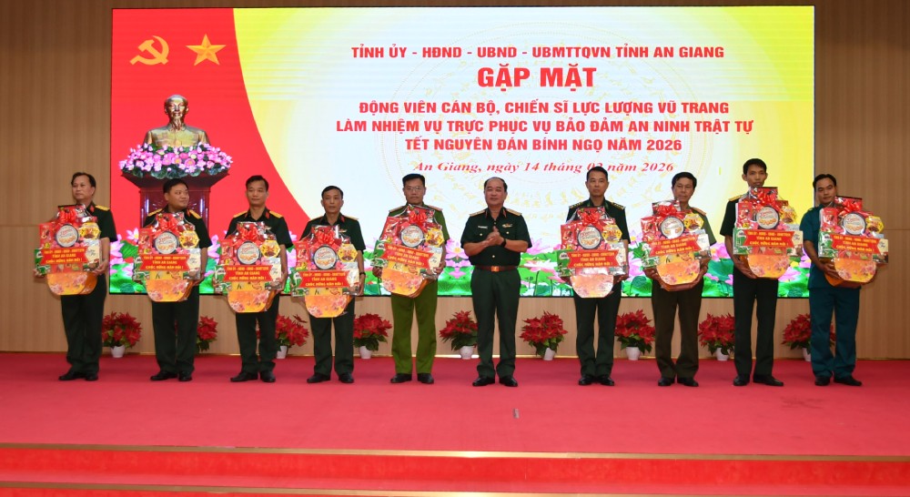 안장성 당위원회 - 인민의회 - 인민위원회 - 베트남 조국전선위원회 및 성 군사령부가 설날 당직 기관 및 부대 대표에게 선물을 증정했습니다. 사진: 프엉 부