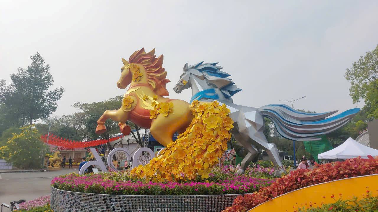 Đường hoa xuân kết hợp với đường sách và nhiều hoạt động phong phú. Ảnh: Đình Trọng