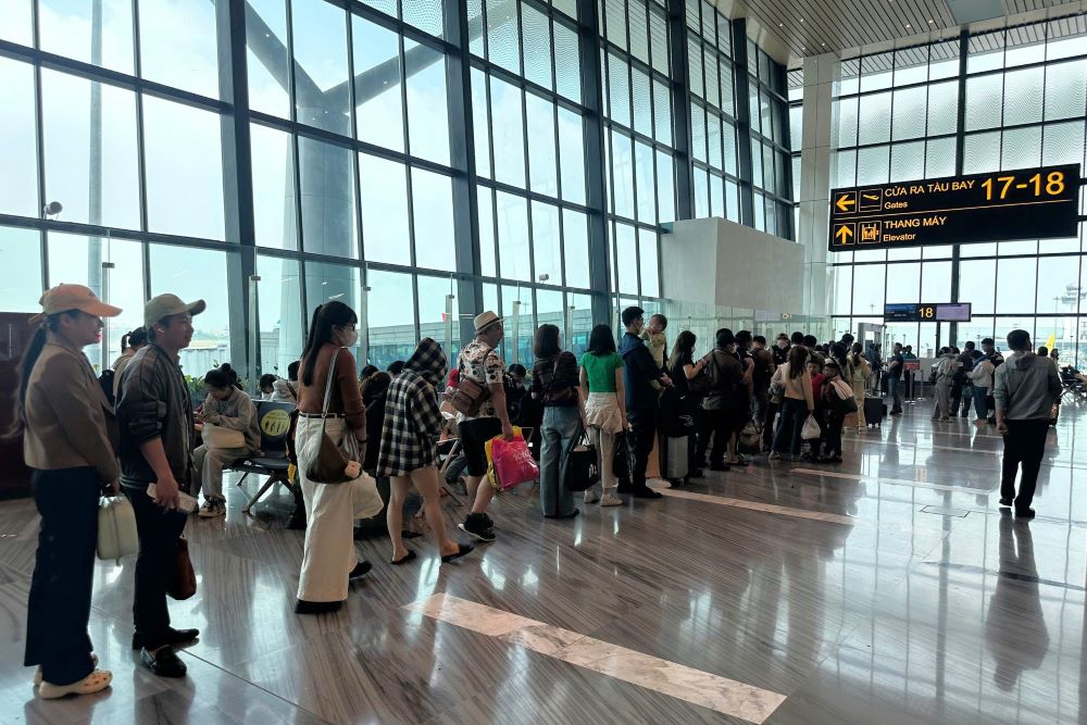 Khu vực nhà chờ tại tại nhà ga T3 cũng đông đúc, nhộn nhịp. Ảnh: Anh Tú