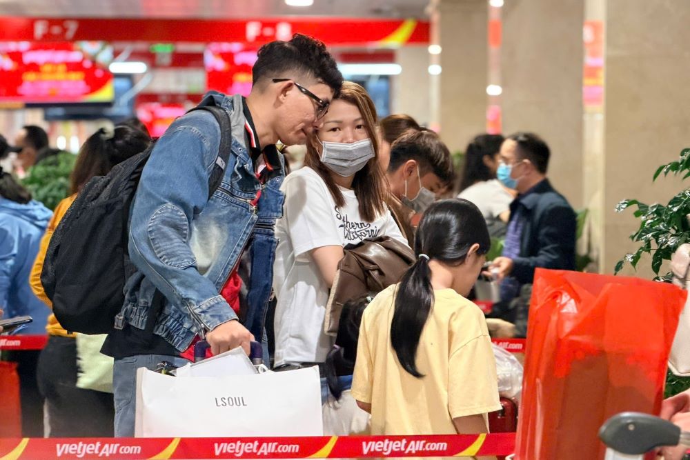 Hành khách nhộn nhịp nhà ga T1 Sân bay Tân Sơn Nhất. Ảnh: Anh Tú