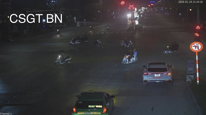 Car owner fined for running a red light. Photo: Bac Ninh Traffic Police