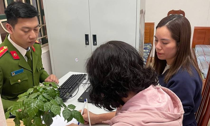 Ms. Nguyen Phuong Hao received back 356,247,000 VND mistakenly transferred from Ms. Nguyen Thi Hien. Photo: Hung Yen Police