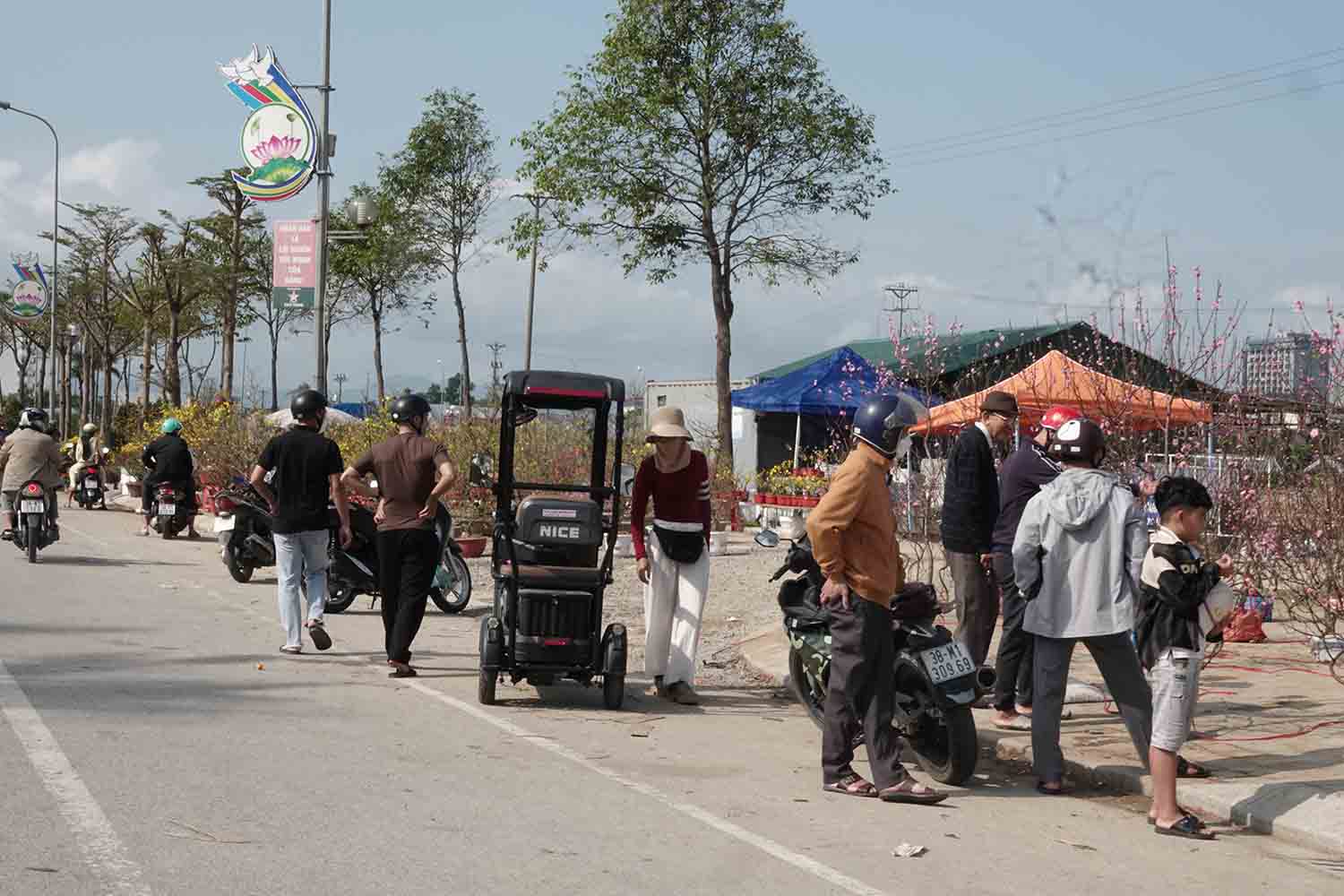 Tấp nập mua bán ở phố hoa. Ảnh: Trần Tuấn.