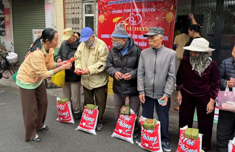 Có những cụ già run run cầm phần quà. Ảnh: Nhân vật cung cấp