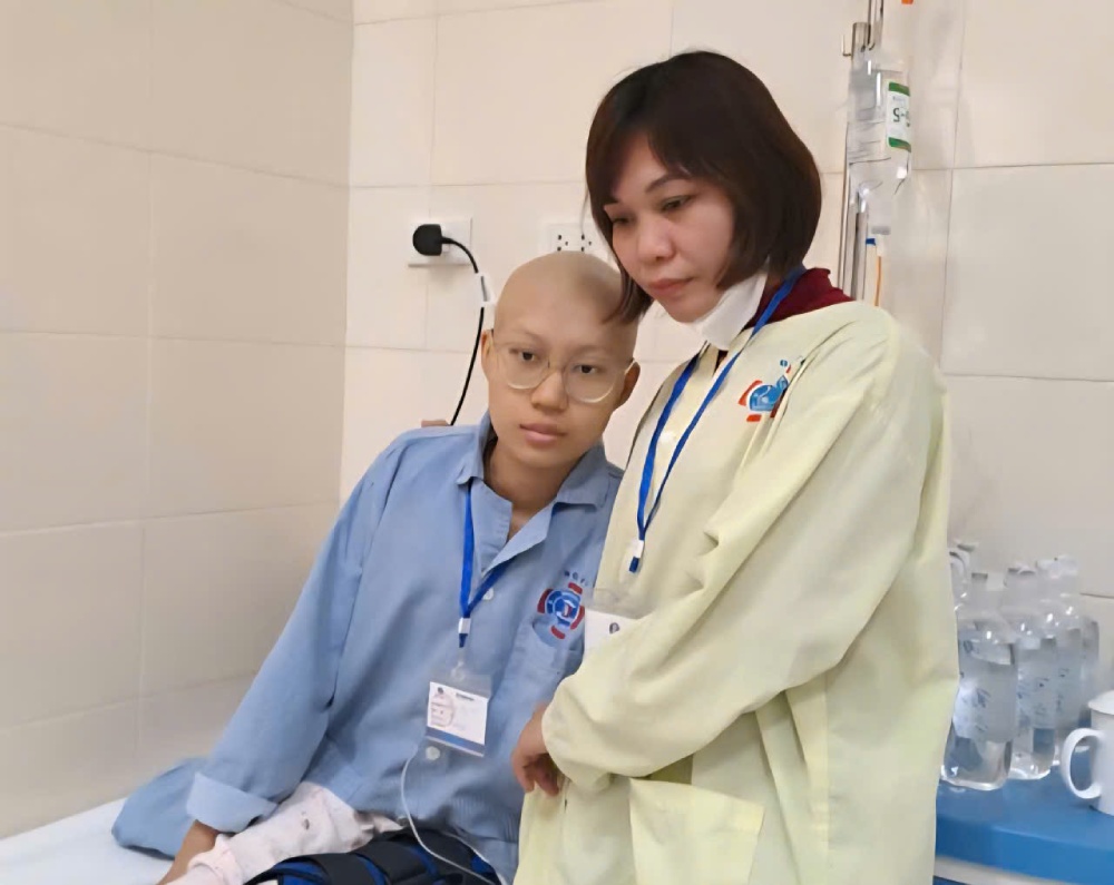 Tran Thuy Linh and her mother during cancer treatment days at K Hospital Tan Trieu facility. Photo: Family provided