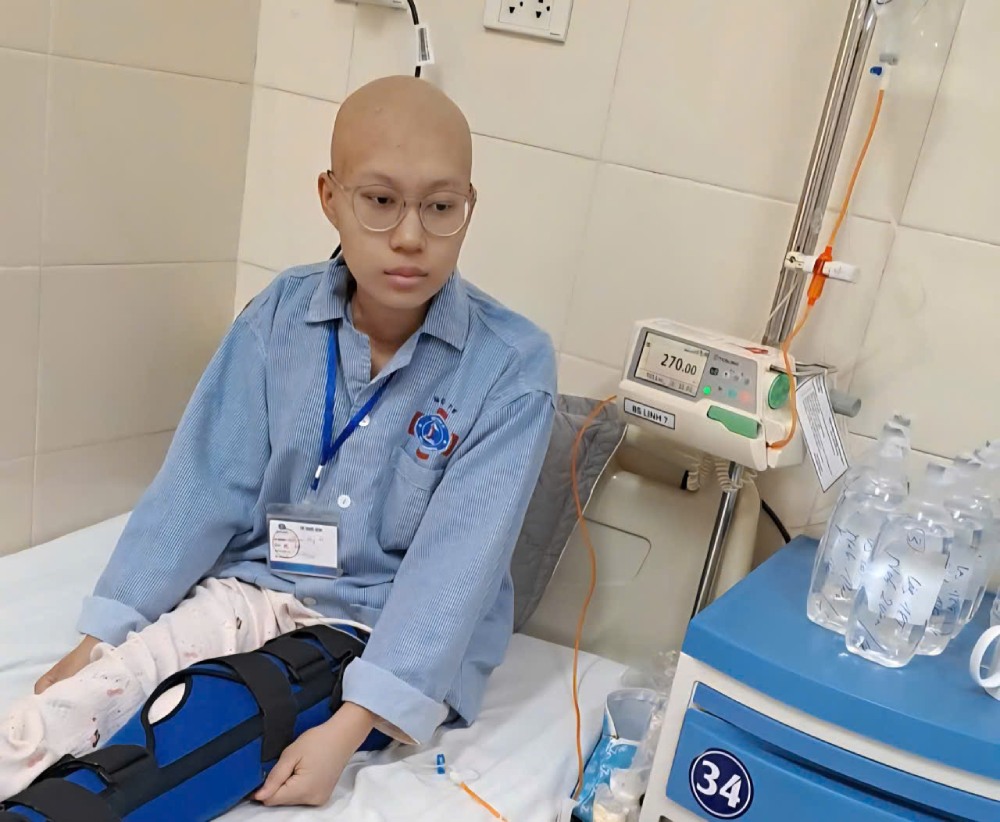 Cháu Trần Thùy Linh đang được điều trị ung thư ở Bệnh viện K cơ sở Tân Triều. Ảnh: Gia đình cung cấp